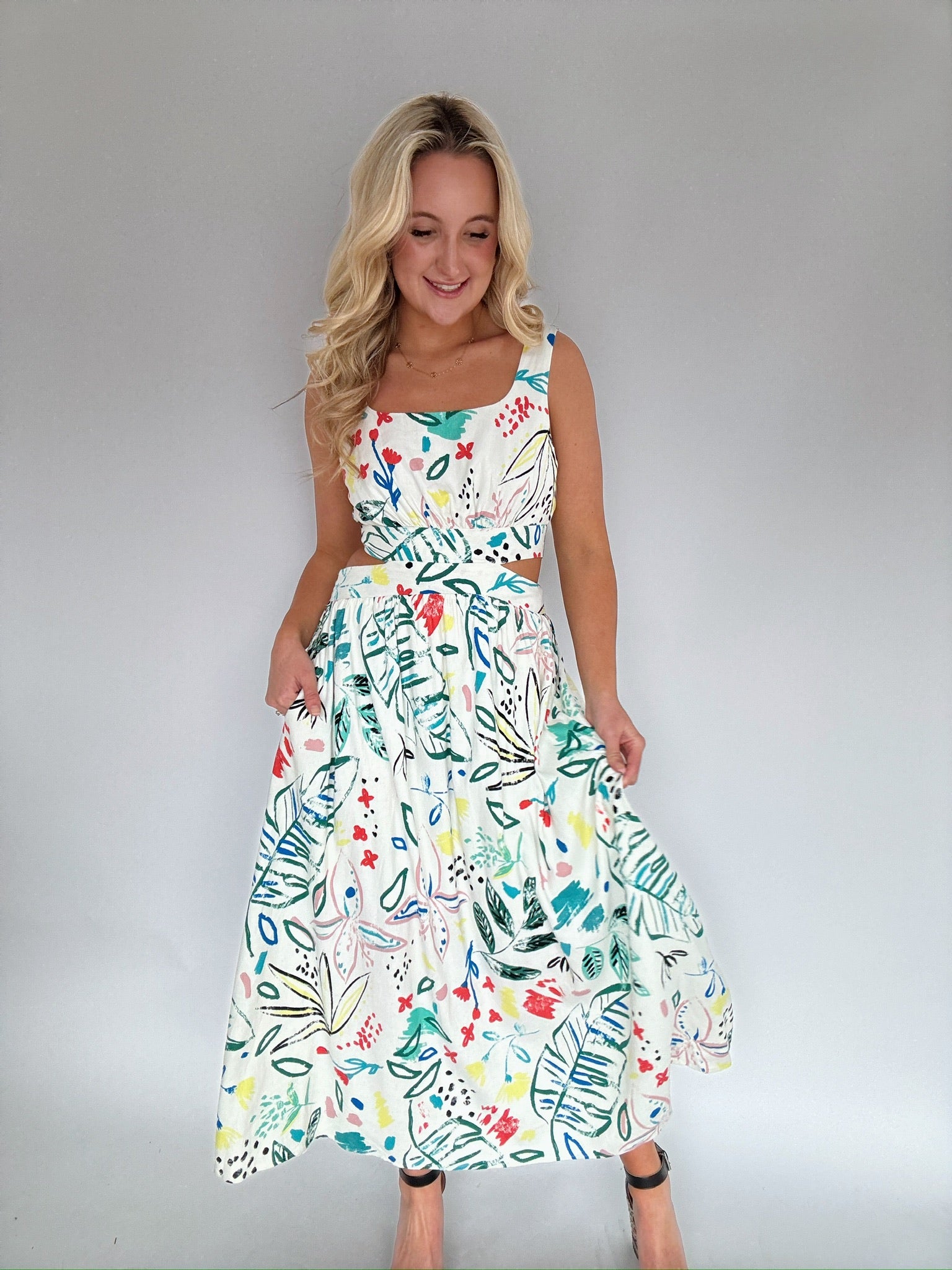 Get The Picture Linen Midi Dress Model 2