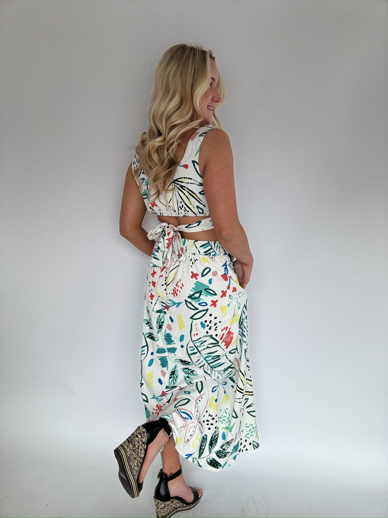 Get The Picture Linen Midi Dress Model 2 Back